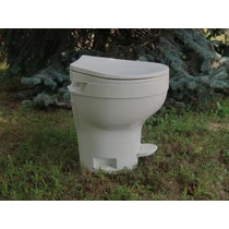 Kompakt, lábbal vezérelhető toalett