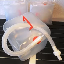 Összecsukható 20 literes vizeskanna csővel.