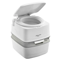 A hagyományos otthoni WC-vel megegyező magasságú szobai toalett. Kézi pumpás vízöblítéssel.