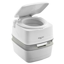 A hagyományos otthoni WC-vel megegyező magasságú szobai toalett. Kézi pumpás vízöblítéssel.